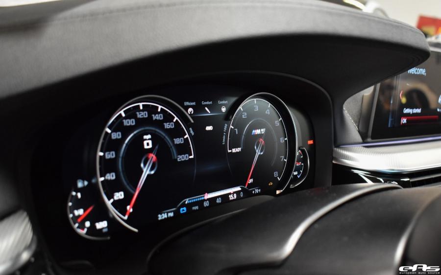 Панель приборов BMW M5 Black Spphire Metallic by EAS (F90) 2018 года  (фото 7 из 8)